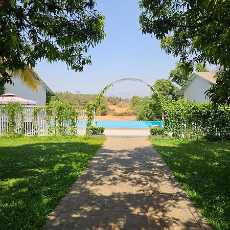 River Estates Luxury Resort & Spa Karjat Esterno foto
